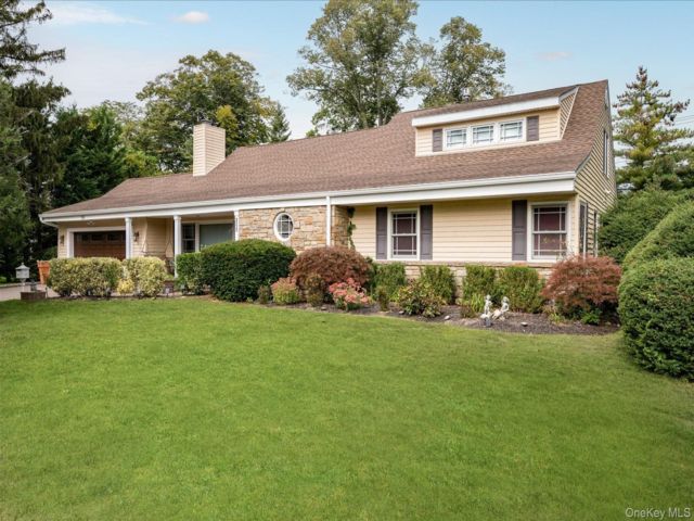  5 BR,  4.00 BTH &nbsp;Exp ranch style home in Hewlett Harbor