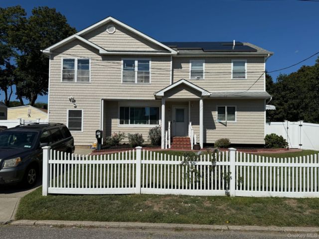  3 BR,  6.00 BTH &nbsp;Colonial style home in Brentwood
