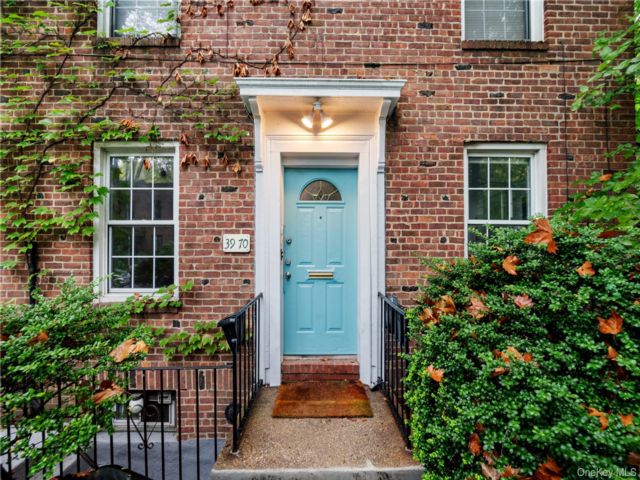  5 BR,  3.00 BTH &nbsp;Colonial style home in Sunnyside