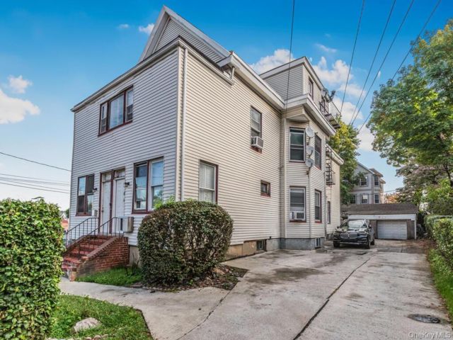  8 BR,  4.00 BTH &nbsp;Colonial style home in Mount Vernon