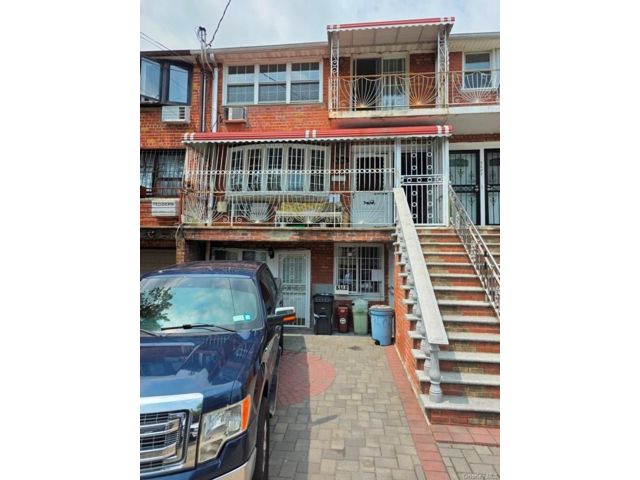  4 BR,  3.00 BTH &nbsp;Contemporary style home in Canarsie