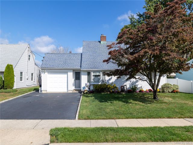  4 BR,  1.00 BTH &nbsp;Ranch style home in Levittown