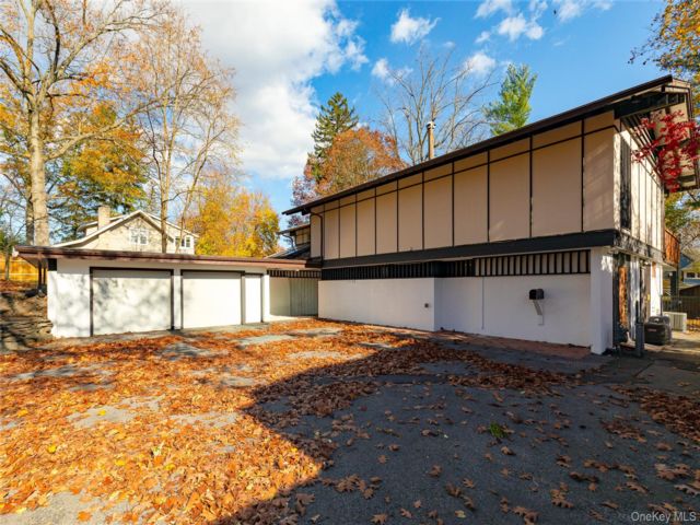  5 BR,  4.00 BTH &nbsp;Mid-century mod style home in Poughkeepsie