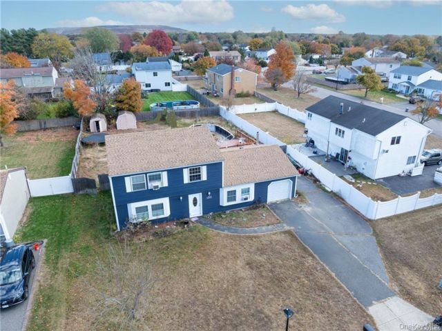  5 BR,  2.00 BTH &nbsp;Colonial style home in Medford
