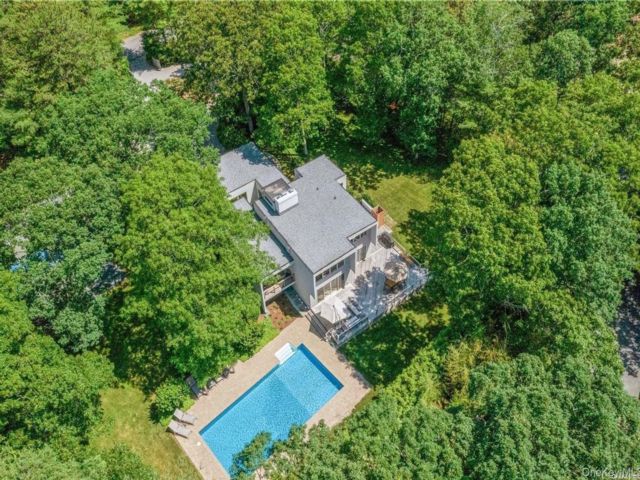  4 BR,  4.00 BTH &nbsp;Contemporary style home in Quogue