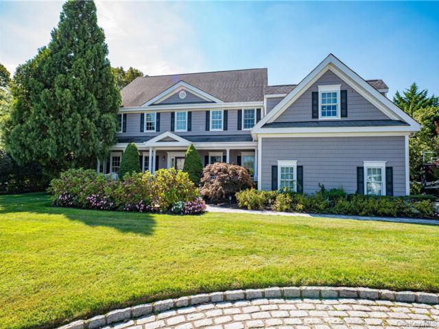  4 BR,  4.00 BTH &nbsp;Colonial style home in West Islip