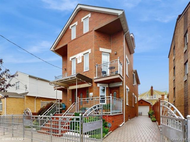  6 BR,  5.00 BTH &nbsp;House style home in Middle Village