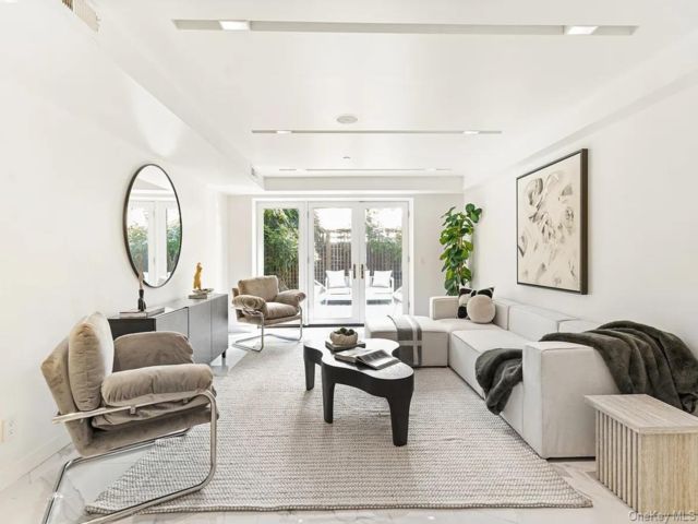  7 BR,  7.00 BTH &nbsp;House style home in New York (manhattan)