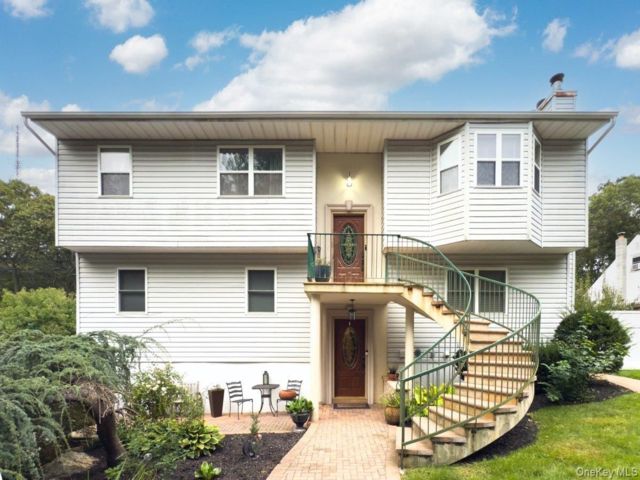  8 BR,  5.00 BTH &nbsp;Other style home in Farmingville