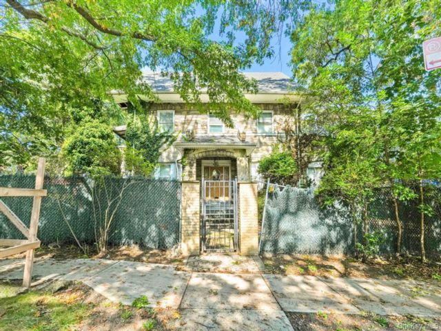 Lot <b>Size:</b> 85X115.33 &nbsp;House style home in Kew Gardens