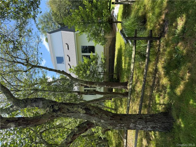  3 BR,  2.00 BTH &nbsp;Contemporary style home in Mastic Beach