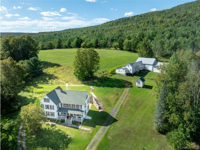  8 BR,  4.00 BTH &nbsp;Colonial style home in Windham