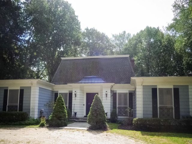  4 BR,  3.00 BTH &nbsp;Colonial style home in Nissequogue