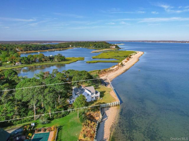  3 BR,  2.00 BTH &nbsp;Traditional style home in Hampton Bays