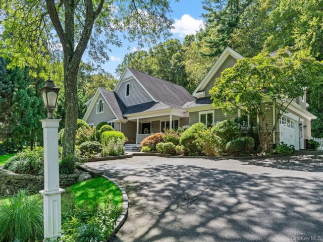  5 BR,  4.00 BTH &nbsp;Ranch style home in Centerport