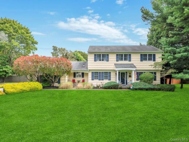  4 BR,  3.00 BTH &nbsp;Colonial style home in Islip