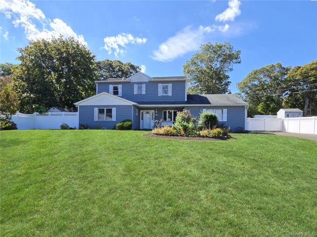  6 BR,  3.00 BTH &nbsp;Colonial style home in Selden