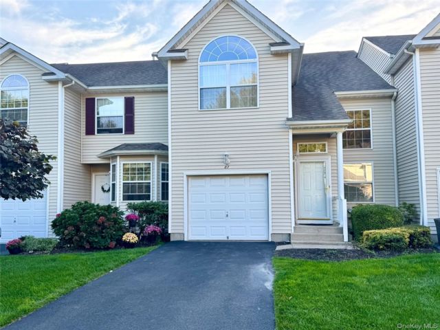  3 BR,  3.00 BTH &nbsp;Condo style home in Medford