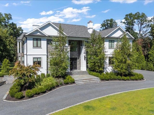  5 BR,  7.00 BTH &nbsp;Colonial style home in Lloyd Harbor