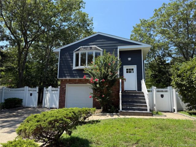  5 BR,  3.00 BTH &nbsp;Hi ranch style home in Coram