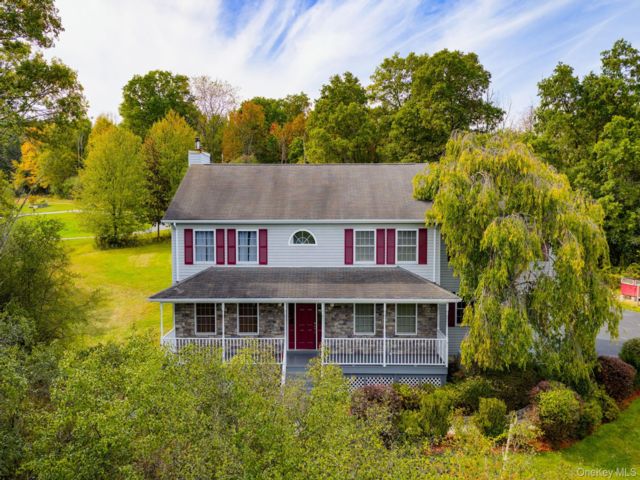  5 BR,  4.00 BTH &nbsp;Colonial style home in Middletown