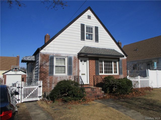  3 BR,  2.00 BTH &nbsp;Other style home in Floral Park