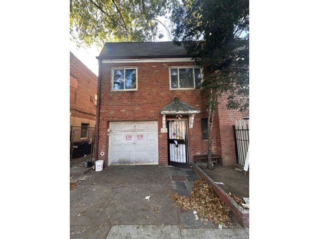  3 BR,  2.00 BTH &nbsp;Carriage house style home in Corona