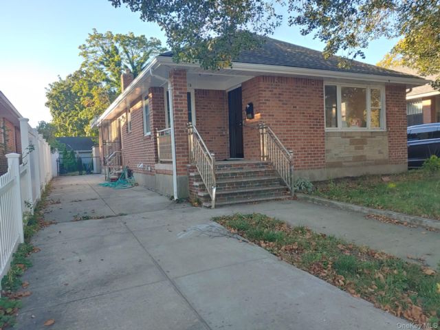  3 BR,  3.00 BTH &nbsp;Exp ranch style home in Bellerose