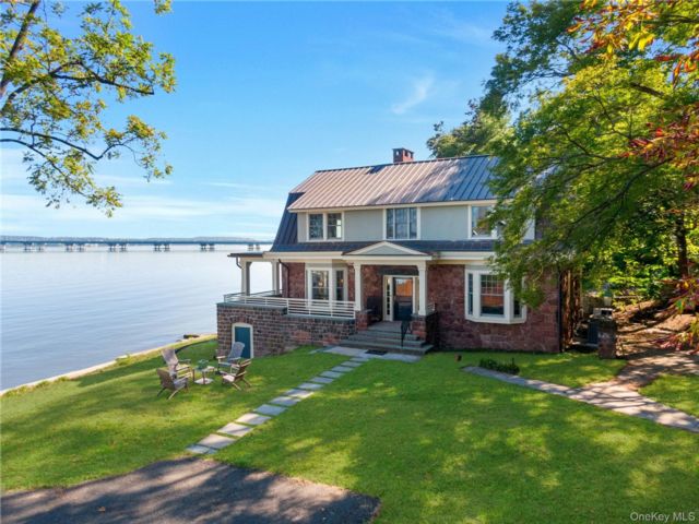  3 BR,  4.00 BTH &nbsp;Colonial style home in Nyack