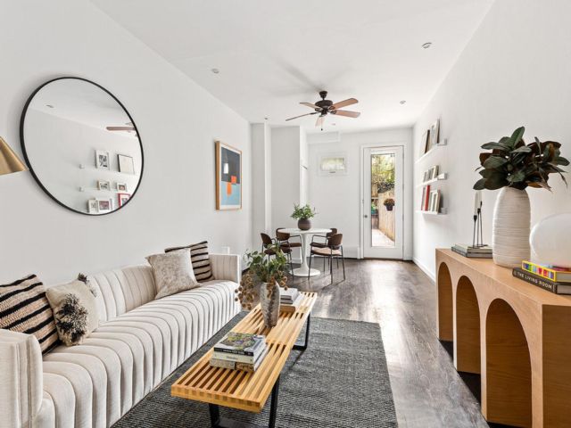  3 BR,  2.00 BTH &nbsp;Condo style home in Park Slope