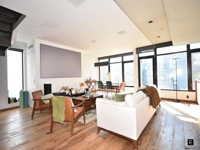  2 BR,  2.00 BTH &nbsp;Condo style home in Cobble Hill