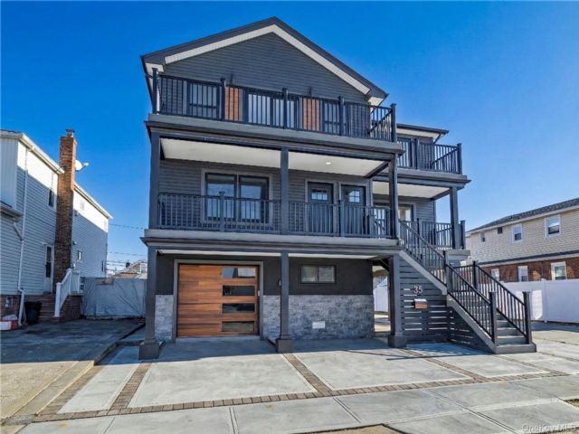  3 BR,  2.00 BTH &nbsp;Modern style home in Island Park