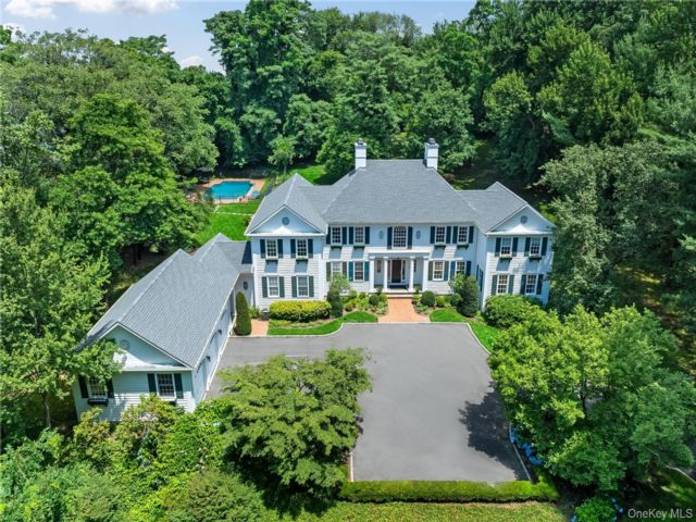  6 BR,  5.00 BTH &nbsp;Colonial style home in Sands Point