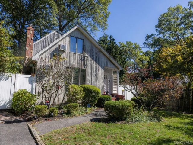  2 BR,  2.00 BTH &nbsp;Mid-century mod style home in Sound Beach