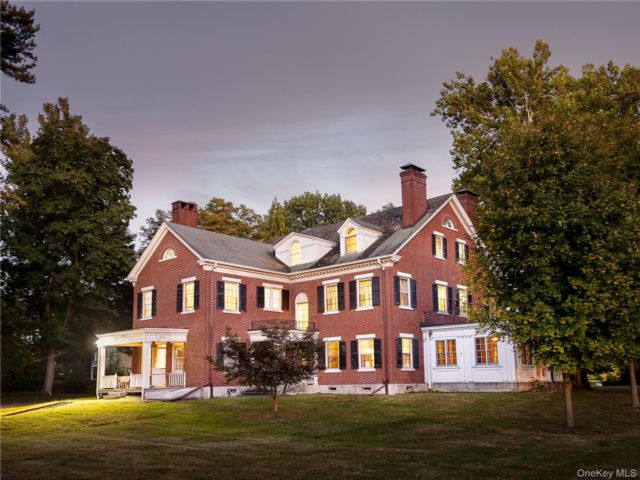  6 BR,  6.00 BTH &nbsp;Colonial style home in Warwick