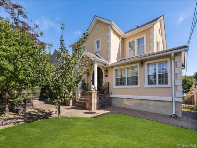  5 BR,  2.00 BTH &nbsp;House style home in Mount Vernon