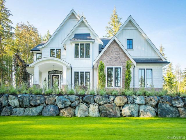  4 BR,  4.00 BTH &nbsp;Colonial style home in Poughkeepsie