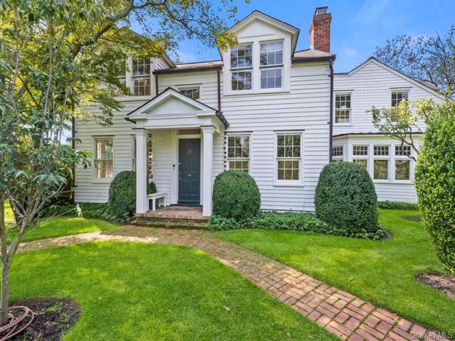  6 BR,  4.00 BTH &nbsp;Traditional style home in Bellport Village