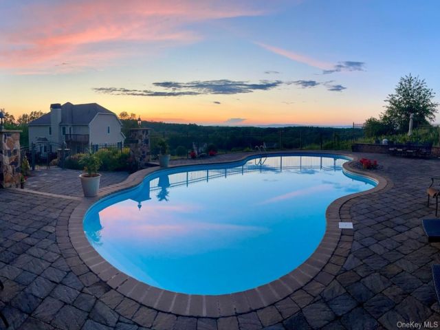  4 BR,  4.00 BTH &nbsp;Contemporary style home in Campbell Hall
