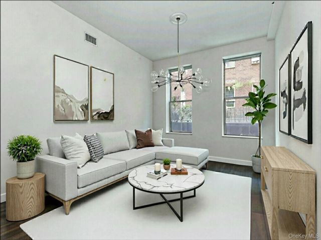  3 BR,  3.00 BTH &nbsp;House style home in New York (manhattan)