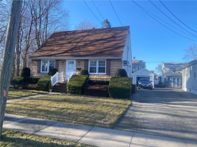  3 BR,  2.00 BTH &nbsp;Cape cod style home in Carle Place