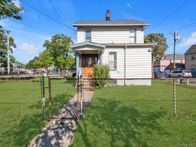 Lot <b>Size:</b>  &nbsp;House style home in South Ozone Park