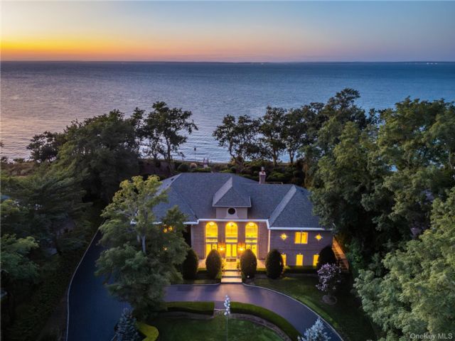  6 BR,  7.00 BTH &nbsp;Colonial style home in Orient