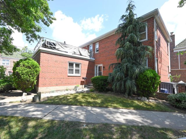  5 BR,  2.00 BTH &nbsp;House style home in Middle Village