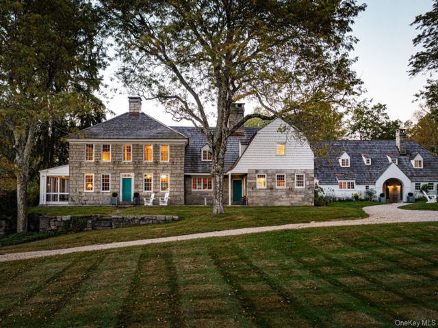  7 BR,  7.00 BTH &nbsp;Traditional style home in Call Listing Agent