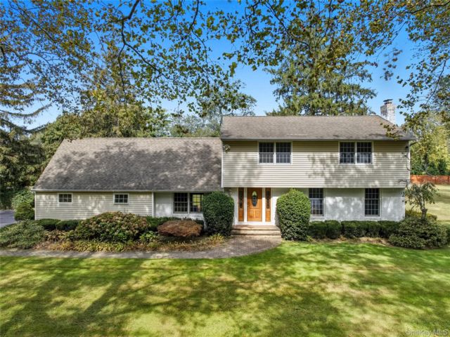  4 BR,  3.00 BTH &nbsp;Colonial style home in Cold Spring Harbor