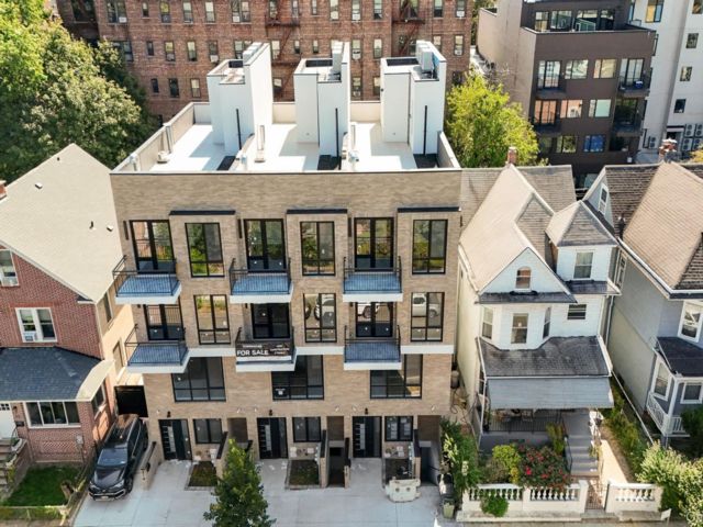  6 BR,  8.00 BTH &nbsp;House style home in Lefferts Garden