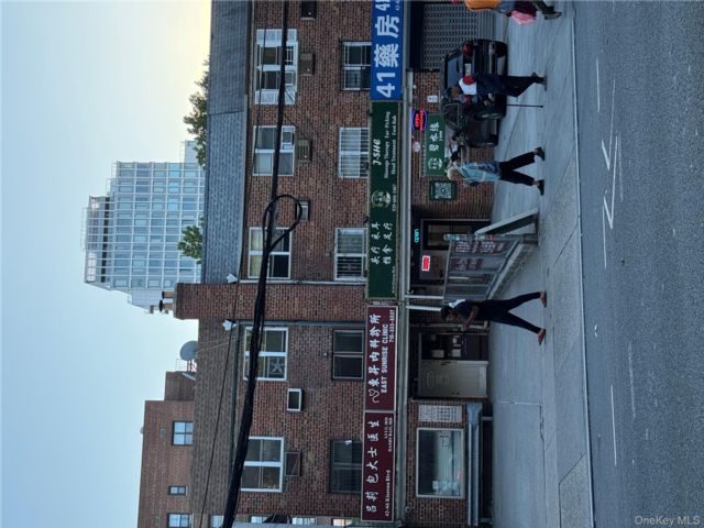  8 BR,  6.00 BTH &nbsp;House style home in Flushing