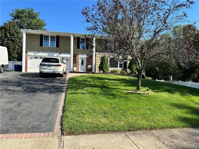  4 BR,  3.00 BTH &nbsp;Colonial style home in Hauppauge