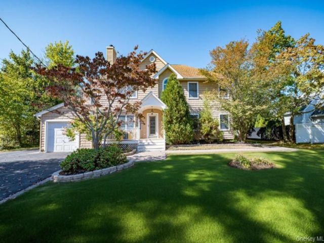  4 BR,  4.00 BTH &nbsp;Colonial style home in Bohemia